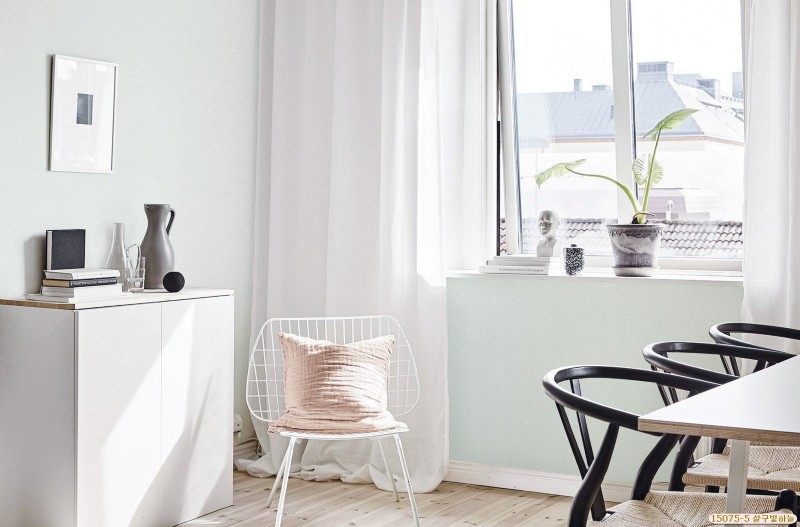 Mẫu giấy dán tường màu xanh nhạt mang lại 1 vẻ đẹp độc đáo và cực thu hút cho không gian phòng khách nhà bạn